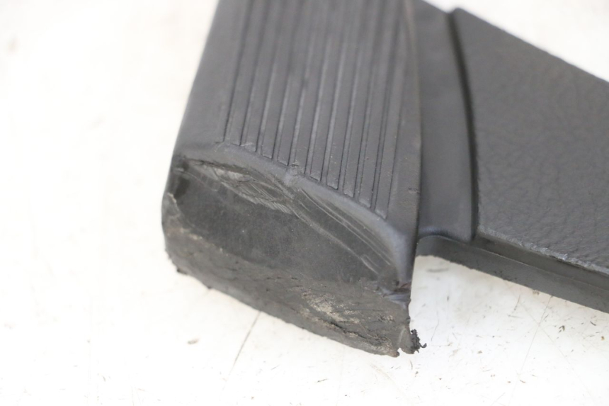 photo de REAR LEFT FOOTREST PIAGGIO VESPA S 2T 50 (2007 - 2014) - Component detail