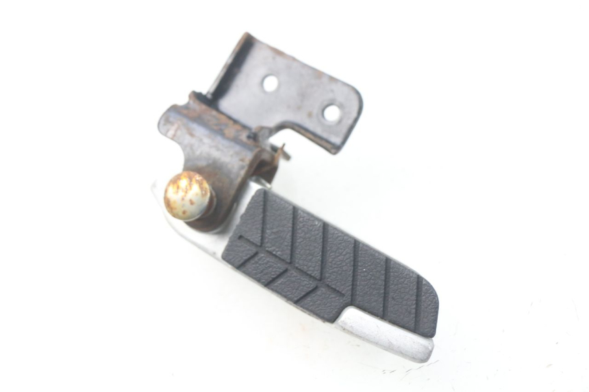 photo de REAR LEFT FOOTREST DAELIM S3 125 (2010 - 2017) - Zoom on usage condition
