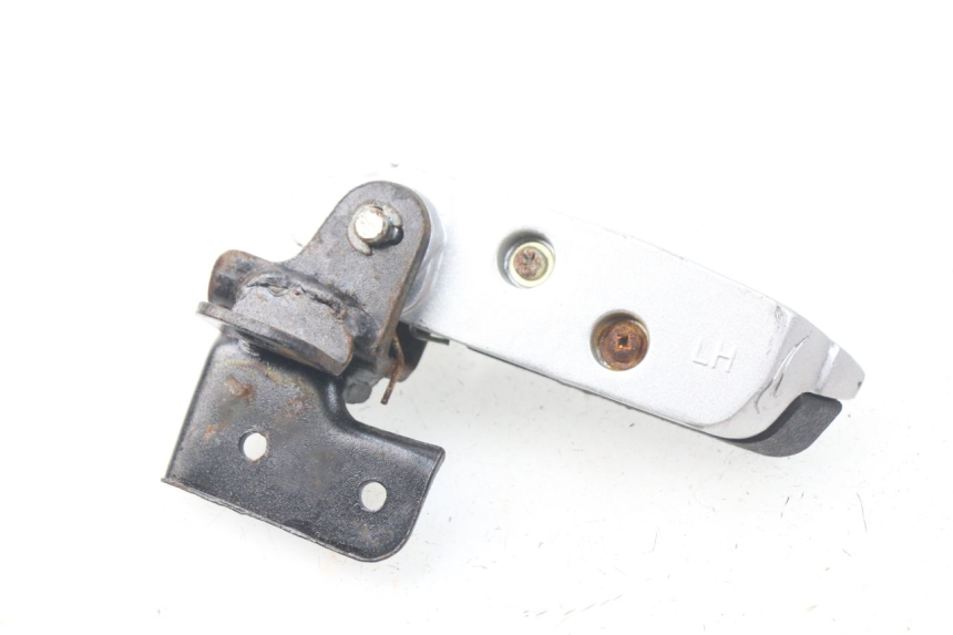 photo de REAR LEFT FOOTREST DAELIM S3 125 (2010 - 2017) - Alternative perspective