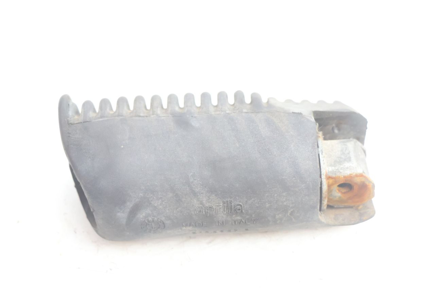 photo de REAR LEFT FOOTREST APRILIA SCARABEO GT 125 (1999 - 2007) - Zoom on usage condition