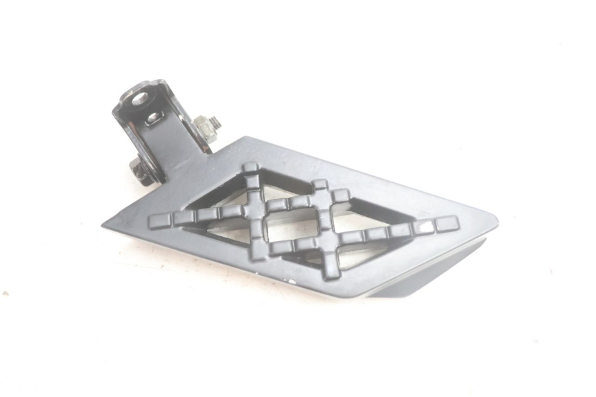 photo de REAR LEFT FOOTREST PEUGEOT STREETZONE NAKED 2T 50 (2014 - 2018) - Alternative perspective