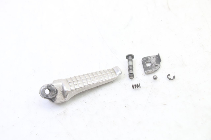 photo de REAR LEFT FOOTREST SUZUKI SV S 650 (2003 - 2009) - Zoom on usage condition