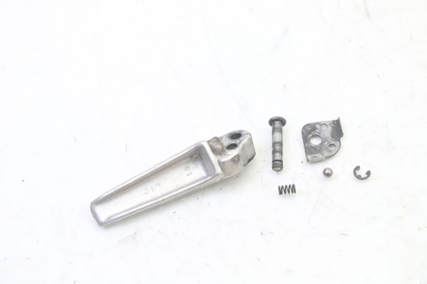 photo de REAR LEFT FOOTREST SUZUKI SV S 650 (2003 - 2009) - Alternative perspective