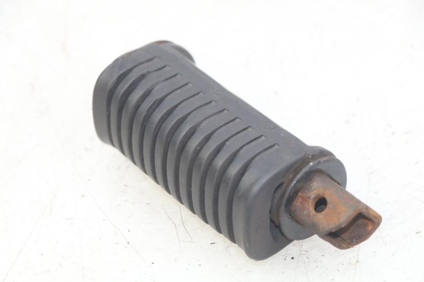 photo de LEFT REAR FOOTREST DAELIM VL DAYSTAR 125 (2000 - 2011) - Alternative perspective