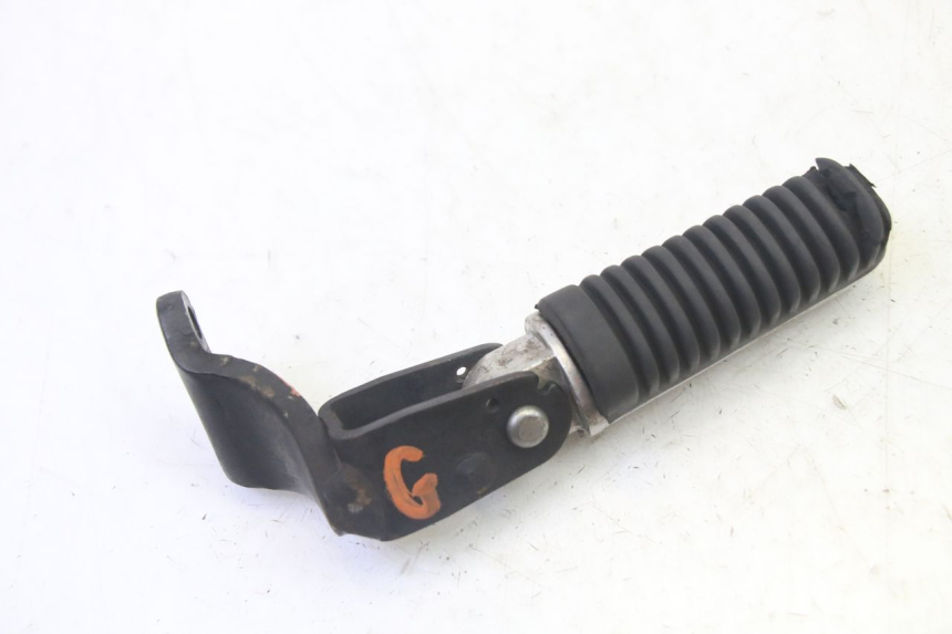photo de REAR LEFT FOOTREST YAMAHA X-MAX XMAX 250 (2006 - 2009) - Alternative perspective