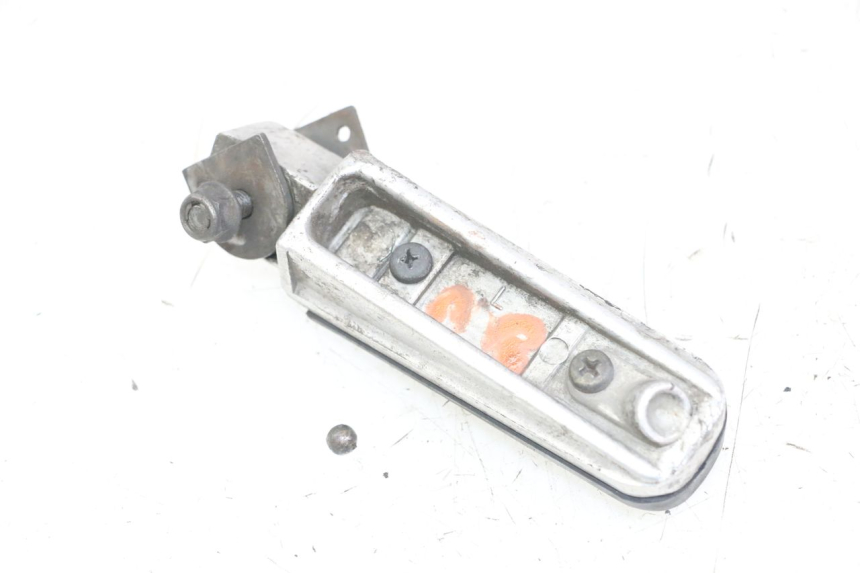 photo de REAR LEFT FOOTREST YAMAHA FZS FAZER 600 (2001 - 2003) - Component detail