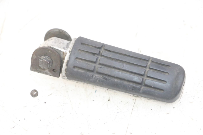 photo de REAR LEFT FOOTREST YAMAHA FZS FAZER 600 (2001 - 2003) - Alternative perspective