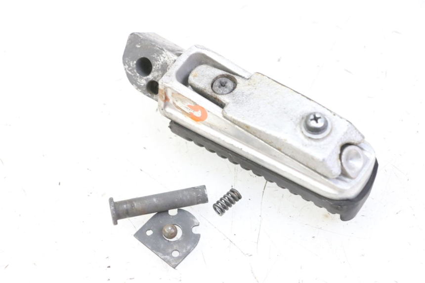 photo de REAR LEFT FOOTREST YAMAHA XJ6 600 (2008 - 2016) - Zoom on usage condition