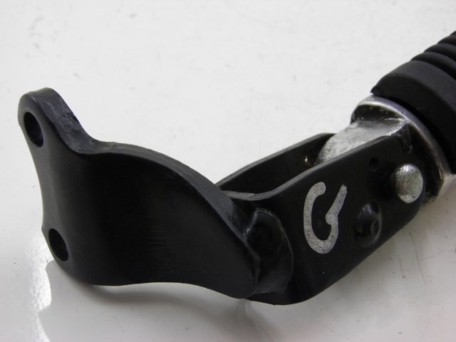 photo de REAR LEFT FOOTREST YAMAHA XMAX X-MAX 125 (2006 - 2009) - Zoom on usage condition