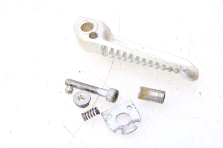photo de REAR LEFT FOOTREST YAMAHA YZF R6 600 (2008 - 2009) - Zoom on usage condition