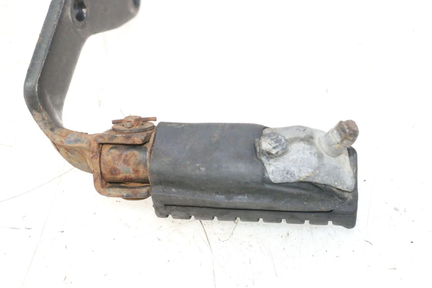 photo de FRONT RIGHT FOOTREST HONDA CB TWO FIFTY 250 (1991 - 2002) - Technical close-up