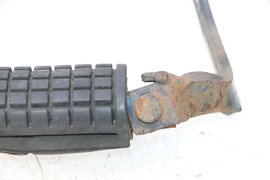 photo de FRONT RIGHT FOOTREST HONDA CB TWO FIFTY 250 (1991 - 2002) - Markings and original references