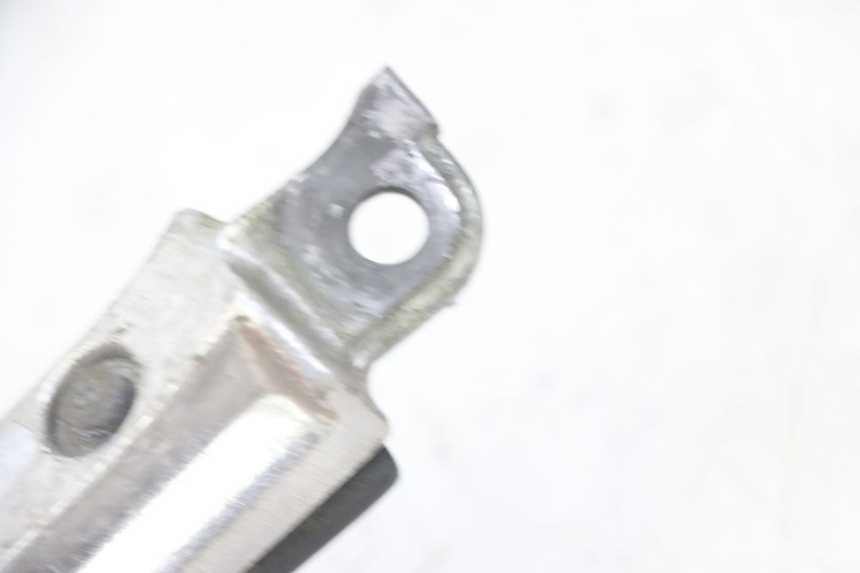 photo de FRONT RIGHT FOOTREST HONDA CBF 500 (2004 - 2007) - Zoom on usage condition
