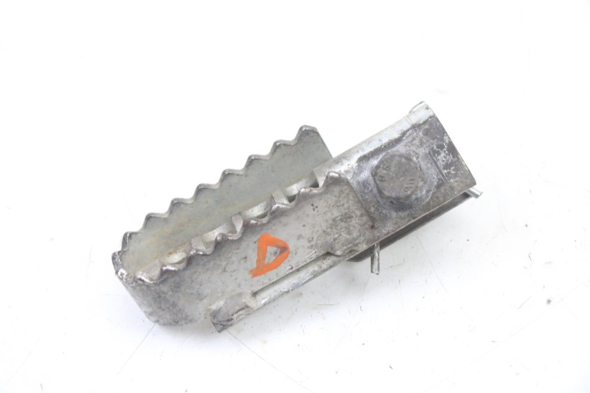 photo de FRONT RIGHT FOOTREST DERBI SENDA R X-TREME 50 (2006 - 2010) - Zoom on usage condition