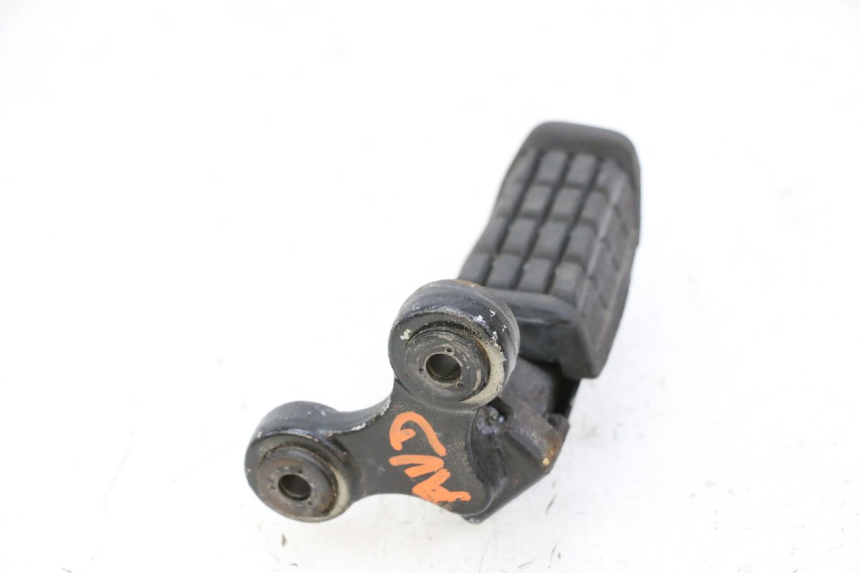 photo de FRONT RIGHT FOOTREST YAMAHA FJ 36Y 1100 (1984 - 1985) - Alternative perspective