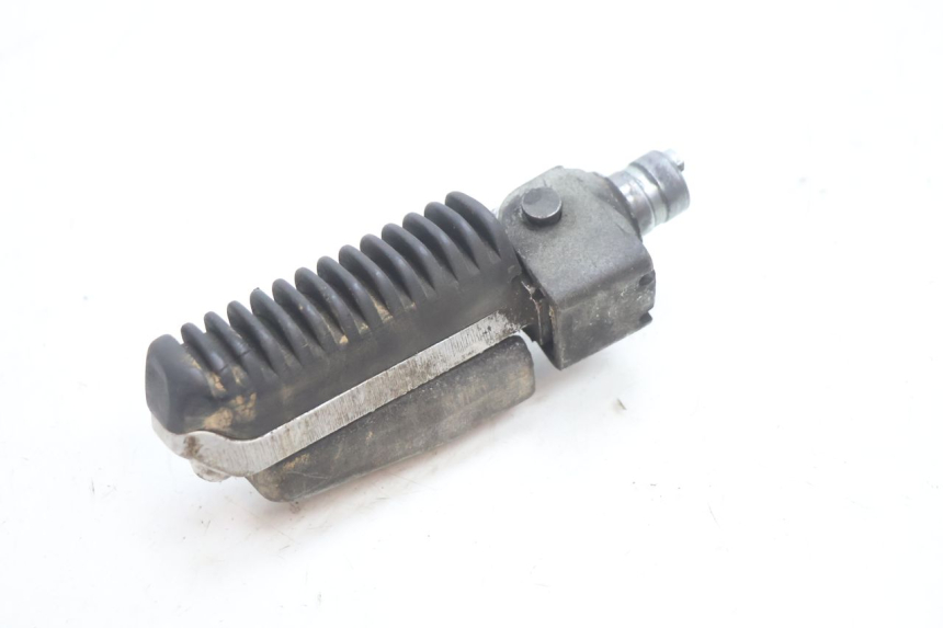 photo de FRONT RIGHT FOOTREST SUZUKI GSF N BANDIT 1200 (2001 - 2005) - Technical close-up