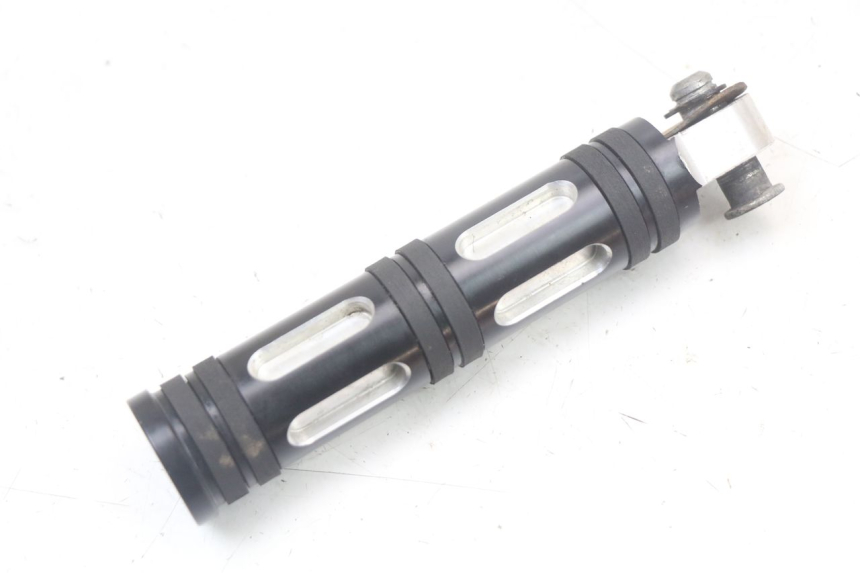 photo de FRONT RIGHT FOOTREST HARLEY DAVIDSON SPORTSTER XL CUSTOM 883 (1999 - 2006) - Zoom on usage condition