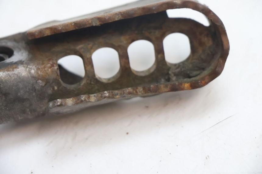 photo de FRONT RIGHT FOOTREST DERBI SENDA 50 (2003 - 2005) - Component detail