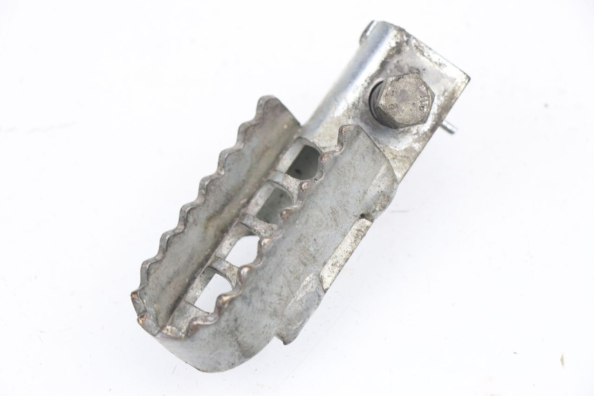 photo de FRONT RIGHT FOOTREST DERBI SENDA SM DRD 50 (2008 - 2013) - Alternative perspective