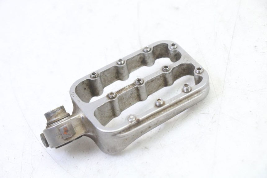 photo de FRONT RIGHT FOOTREST KTM SUPERENDURO R 950 (2005 - 2009) - Zoom on usage condition