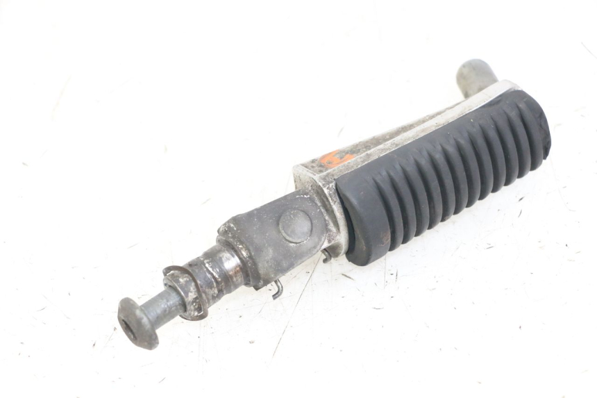 photo de RIGHT FRONT FOOTREST YAMAHA FZS FAZER 600 (2001 - 2003) - Alternative perspective