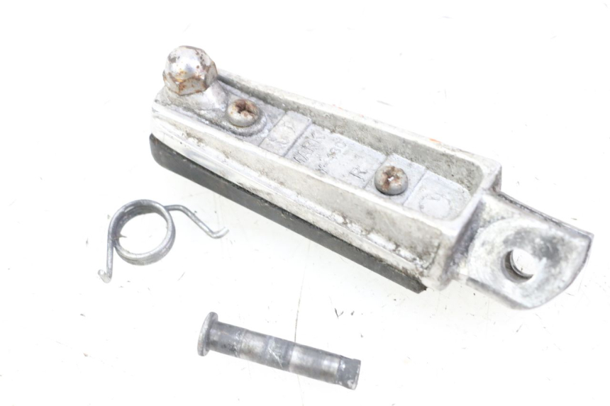 photo de FRONT RIGHT FOOTREST YAMAHA XJ6 600 (2008 - 2016) - Technical close-up