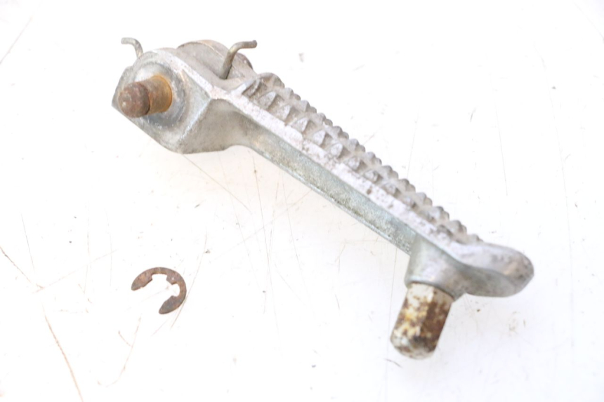 photo de FRONT RIGHT FOOTREST YAMAHA YZF R6 600 (2008 - 2009) - Component detail
