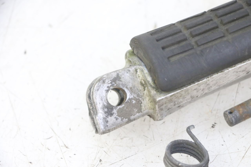 photo de FRONT LEFT FOOTREST HONDA CBF 500 (2004 - 2007) - Zoom on usage condition