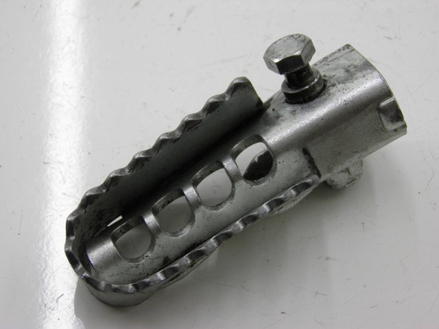 photo de FRONT LEFT FOOTREST DERBI SENDA SM DRD 50 (2008 - 2013) - Main view