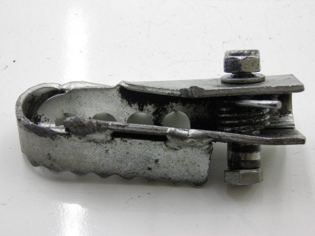 photo de FRONT LEFT FOOTREST DERBI SENDA SM DRD 50 (2008 - 2013) - Technical close-up