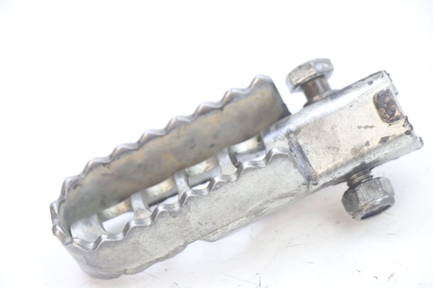 photo de FRONT LEFT FOOTREST DERBI SENDA SM DRD X-TREME 50 (2011 - 2017) - Component detail