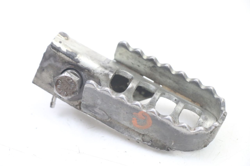 photo de FRONT LEFT FOOTREST DERBI SENDA SM DRD X-TREME 50 (2011 - 2017) - Zoom on usage condition