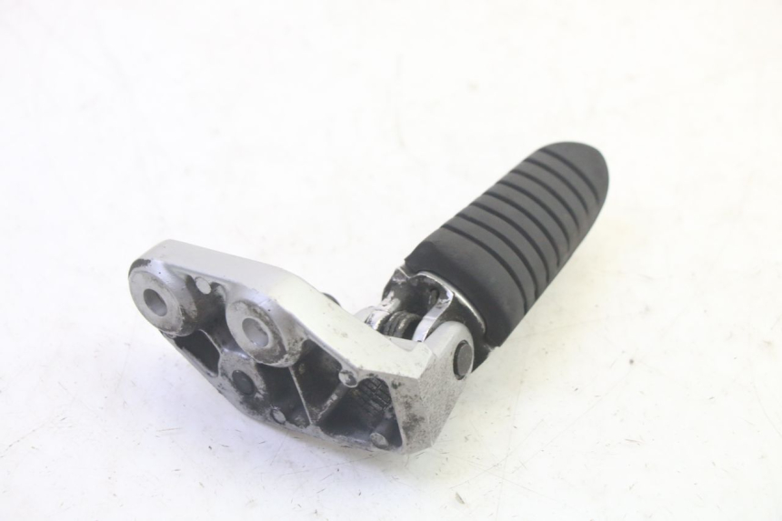 photo de FRONT LEFT FOOTREST SUZUKI DL V STROM 1000 (2002 - 2007) - Technical close-up