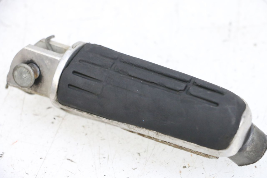 photo de FRONT LEFT FOOTREST YAMAHA FJR ABS 1300 (2006 - 2012) - Technical close-up