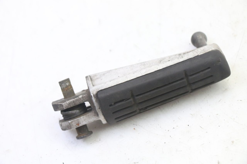 photo de FRONT LEFT FOOTREST YAMAHA FZ6 FAZER S2 600 (2007 - 2011) - Zoom on usage condition