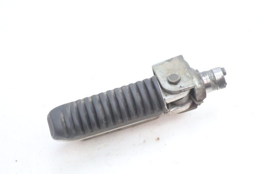 photo de FRONT LEFT FOOTREST SUZUKI GSF N BANDIT 1200 (2001 - 2005) - Zoom on usage condition
