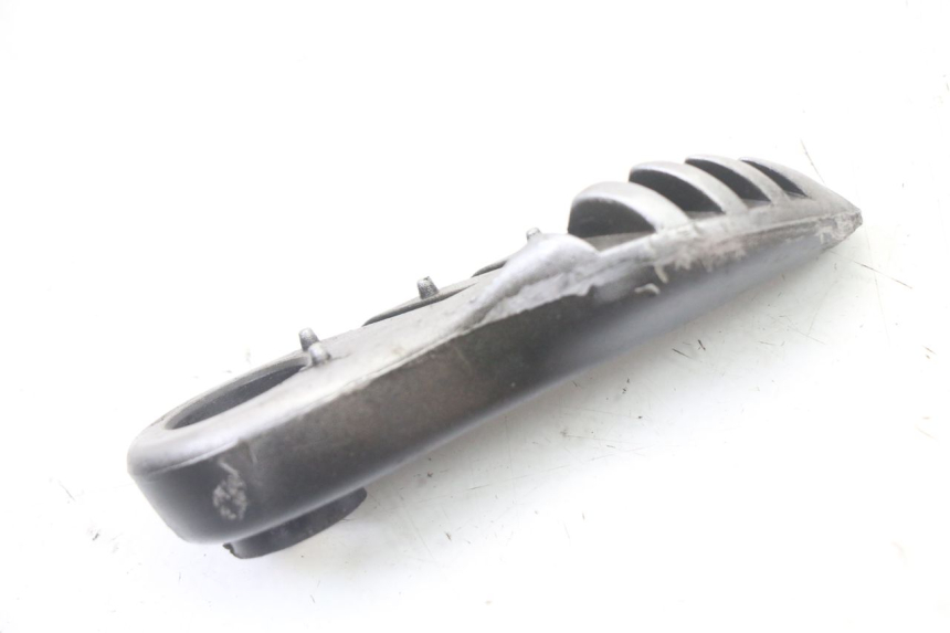 photo de FRONT LEFT FOOTREST MBK BOOSTER SPIRIT NAKED 50 (2004 - 2017) - Zoom on usage condition