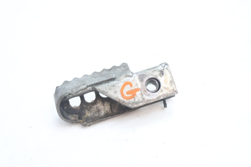 photo de FRONT LEFT FOOTREST DERBI SENDA 50 (2003 - 2005) - Zoom on usage condition