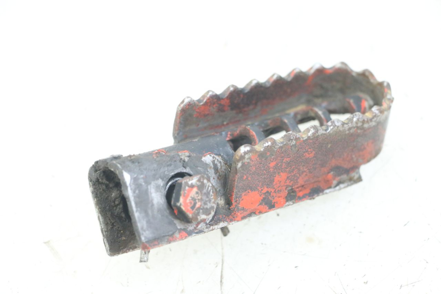 photo de LEFT FRONT FOOTREST DERBI SENDA SM X-TREME 50 (2006 - 2010) - Alternative perspective