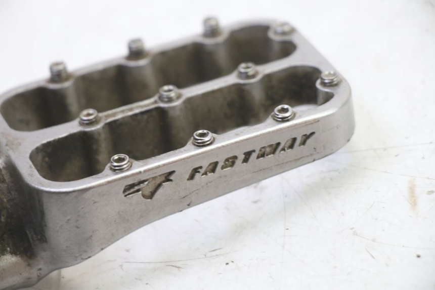 photo de FRONT LEFT FOOTREST KTM SUPERENDURO R 950 (2005 - 2009) - Technical close-up