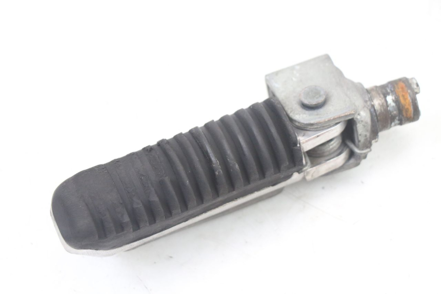 photo de FRONT LEFT FOOTREST SUZUKI GSF S BANDIT 600 (2000 - 2004) - Component detail