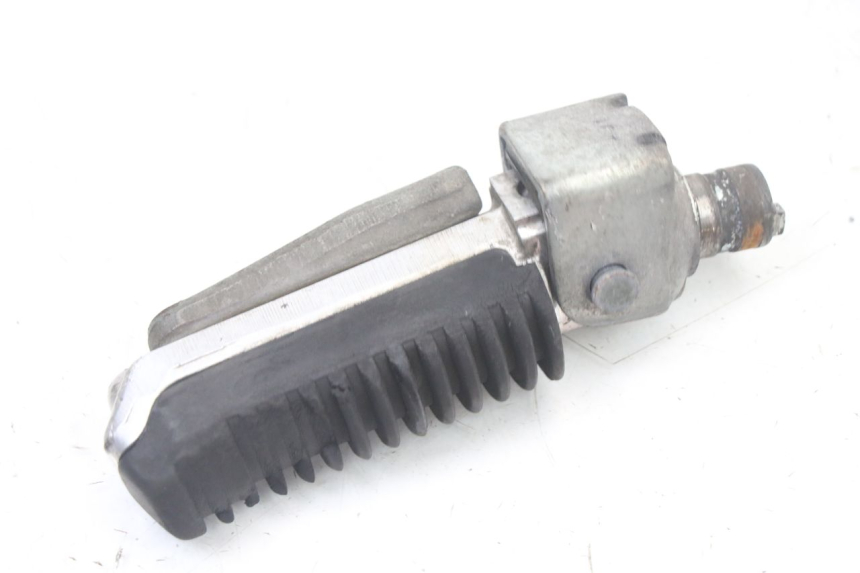 photo de FRONT LEFT FOOTREST SUZUKI GSF S BANDIT 600 (2000 - 2004) - Zoom on usage condition
