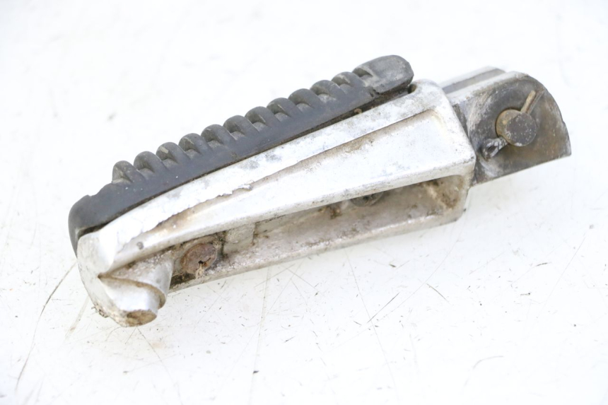 photo de FRONT LEFT FOOTREST YAMAHA XJN DIVERSION 600 (2000 - 2003) - Technical close-up