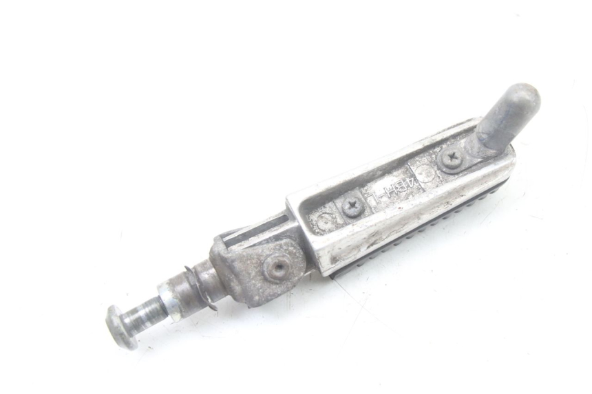 photo de LEFT FRONT FOOTREST YAMAHA FZS FAZER 600 (2001 - 2003) - Technical close-up
