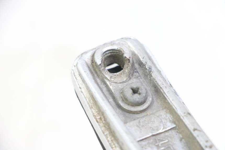 photo de LEFT FRONT FOOTREST YAMAHA FZS FAZER 600 (2001 - 2003) - Zoom on usage condition