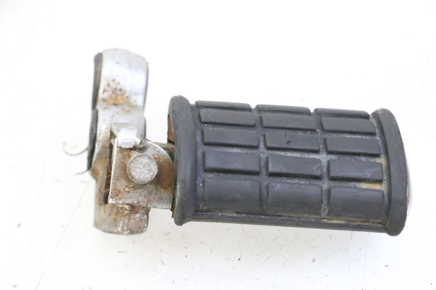photo de FRONT LEFT FOOTREST YAMAHA XV VIRAGO 535 (1988 - 2004) - Surface and material condition