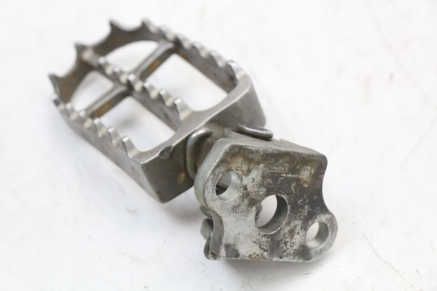 photo de LEFT FRONT FOOTREST YAMAHA YZ 125 (2017 - 2021) - Zoom on usage condition
