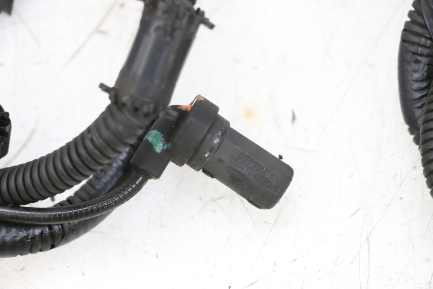 photo de FRONT ABS SENSOR PIAGGIO MP3 HPE 300 (2019 - 2026) - Surface and material condition