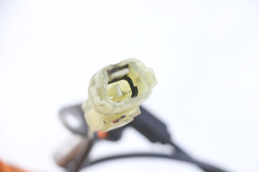 photo de FRONT ABS SENSOR PEUGEOT SATELIS 125 (2013 - 2018) - Zoom on usage condition