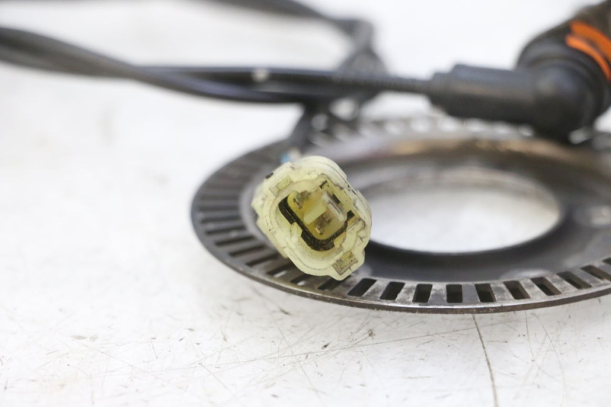 photo de FRONT ABS SENSOR PEUGEOT SATELIS 125 (2013 - 2018) - Zoom on usage condition